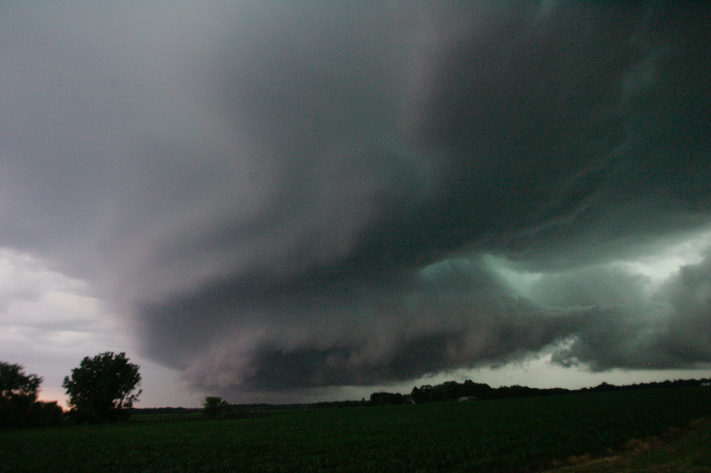 Destructive derecho, a line of storms with 100 mph winds, slams Chicago and  Midwest